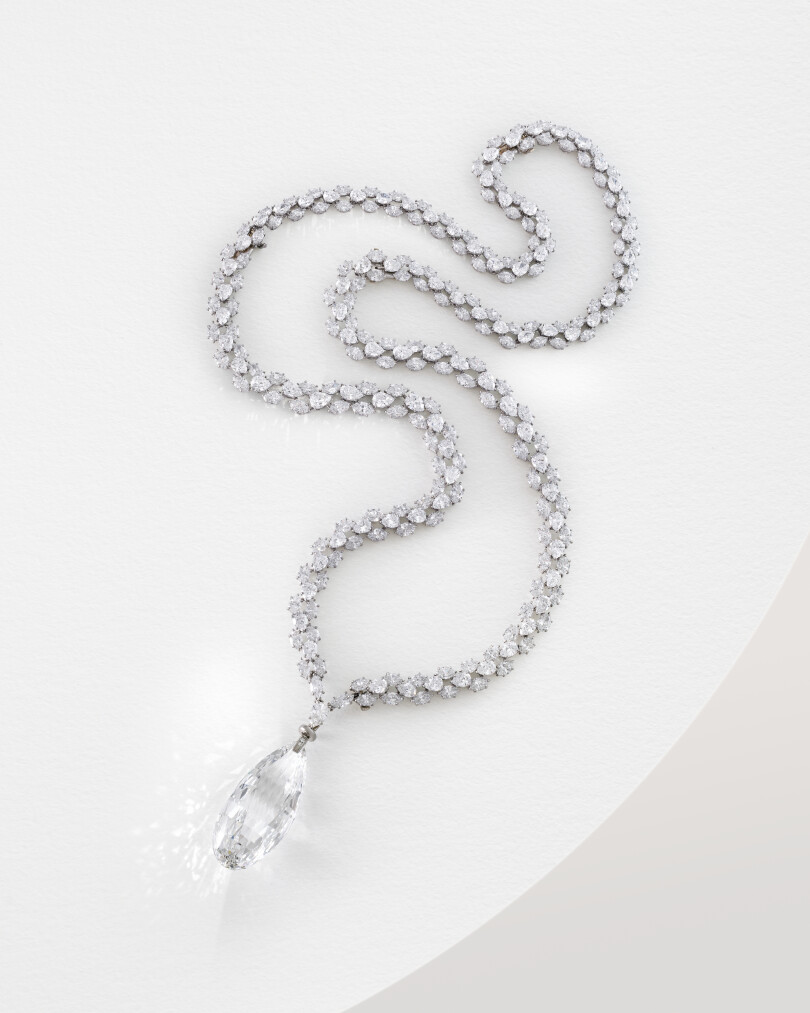 La Briolette des Indes d’un poids de 90,38 carats est de couleur D. Elle a été montée en pendentif de ce sautoir de diamants par Harry Winston. Elle est estimée 10 à 15 millions de dollars.